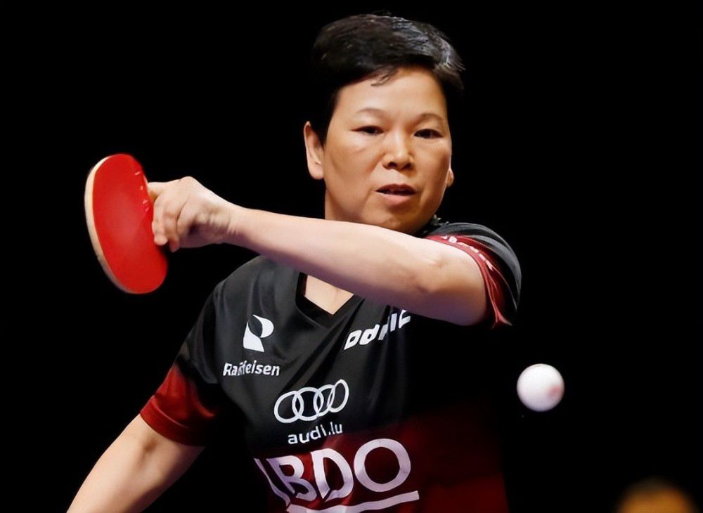 两个美女亲嘴