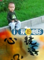 在露出光的公园里